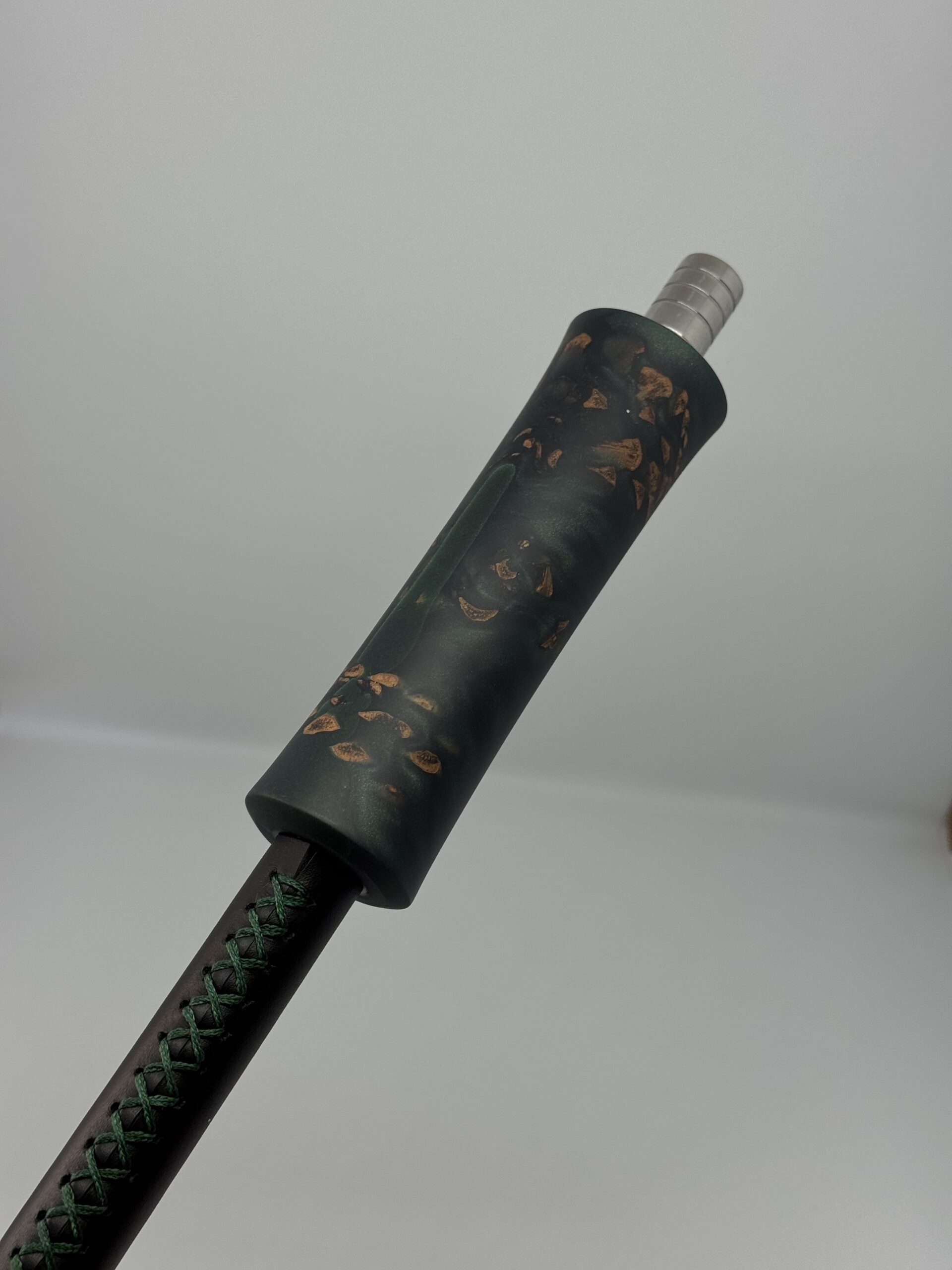 VM HandMade - Mammoth - Black Green - ידית ייחודית לנרגילה – תמונה 2